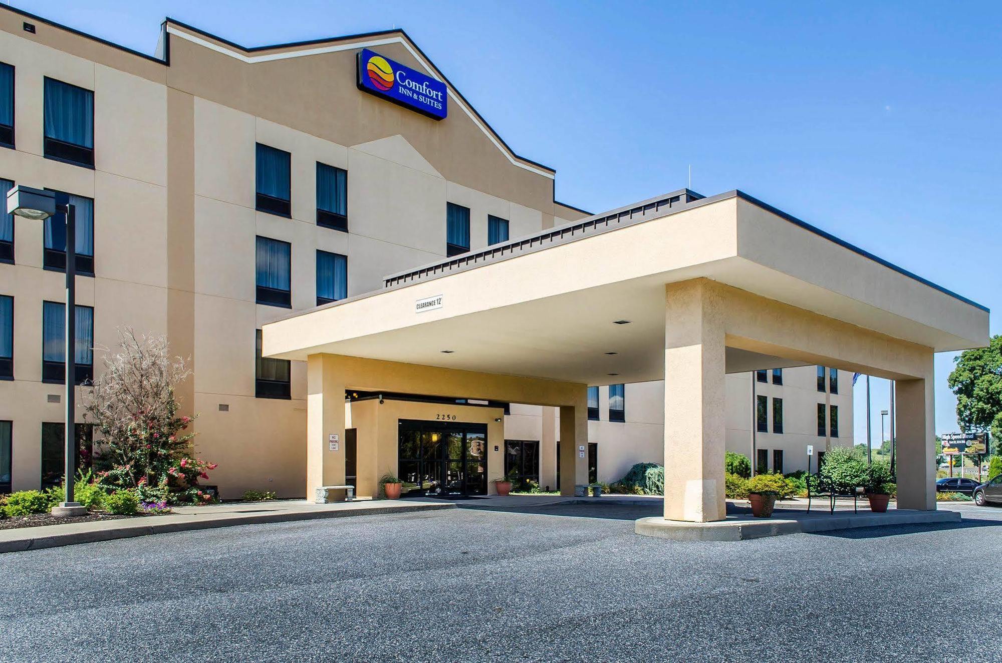 Comfort Inn & Suites York Exterior photo